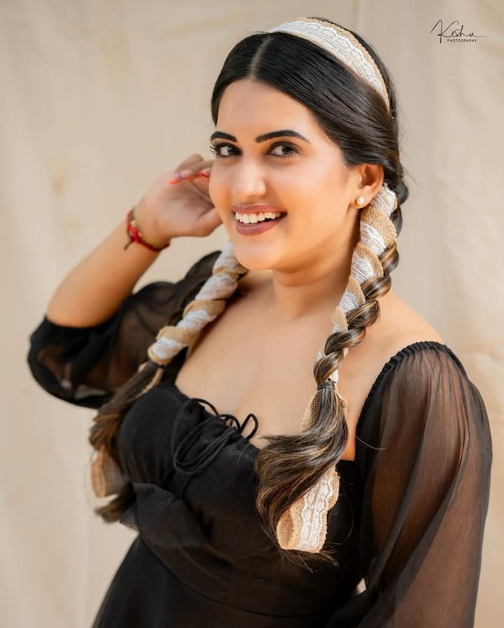 ఇటీవల స్రవంతి చోకరపు థాయ్లాండ్, మలేషియా వెళ్లి వచ్చారు. విహారయాత్ర తర్వాత మళ్ళీ వర్క్లో బిజీ అయ్యారు. (Image Courtesy: sravanthi_chokarapu / Instagram)