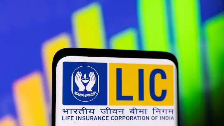 বিমা ক্ষেত্রে LIC-এর জীবন আনন্দ পলিসি বিনিয়োগের দৃষ্টিকোণ থেকে খুবই ভালো একটি পলিসি হতে পারে। এতে, যদি আপনি ৩০ বছর ধরে প্রতিদিন ২০০ টাকা প্রিমিয়াম জমা করেন, তাহলে আপনি প্রায় ৩০ লক্ষ টাকা তহবিল সংগ্রহ করতে পারবেন।