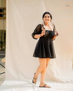 Sravanthi Chokarapu: చిట్టి గౌనులో రెండు జెళ్ళ స్రవంతి... గ్లామర్ ఒలకబోసిన యాంకర్