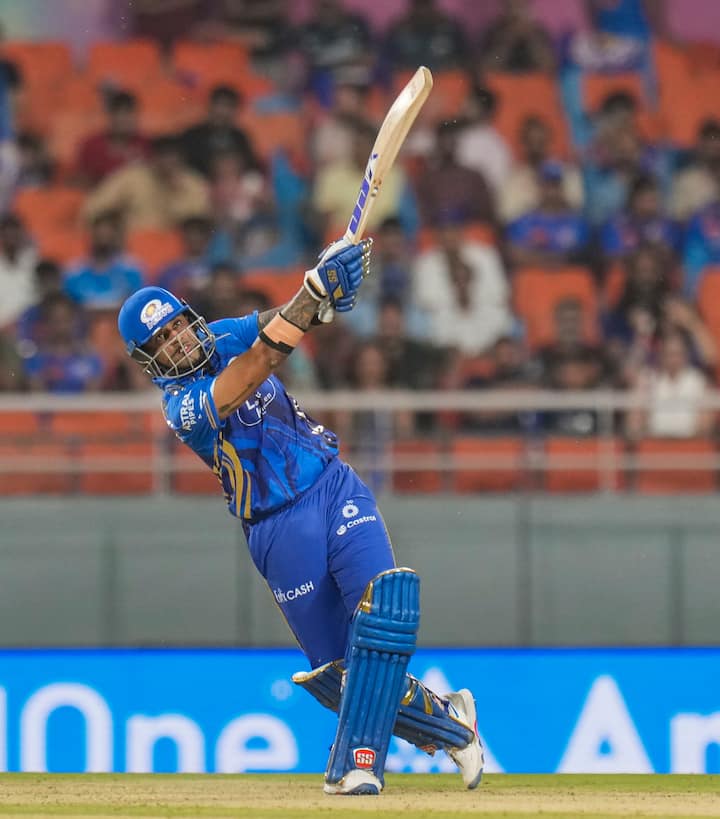 सूर्यकुमार यादव इस सीजन में शानदार फॉर्म में चल रहे हैं. वो 650 से ज्यादा रन बना चुके हैं. उनके पास इस मैच में इतिहास रचने का मौका होगा. सूर्या अगर 5 छक्के जड़ देते हैं तो, वो आईपीएल में 150 छक्के लगाने वाले बल्लेबाजों की लिस्ट में शामिल हो जाएंगे.