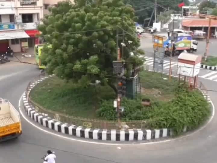 கரூர் அருகே மணல் கடத்தி பதுக்கி வைத்திருந்த இருவர் கைது