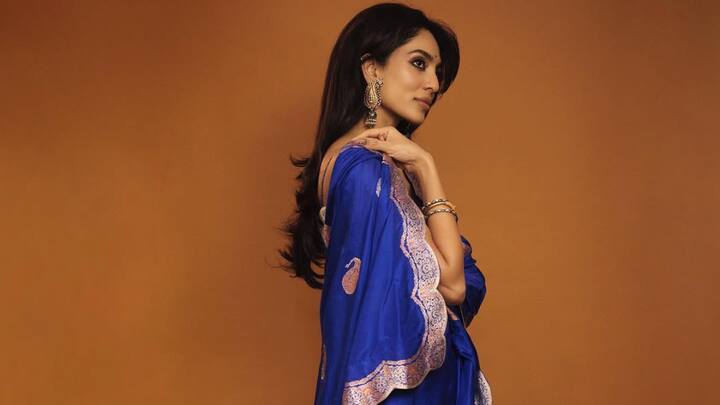 Sobhita stopped all eyes in this handloom royal blue silk saree. Intricate gold prints, scalloped edges, and a strappy cropped blouse made her look traditional with a modern touch. (Image Source: Instagram/ sobhitad)
