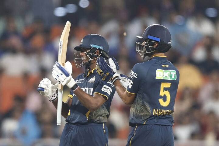 14व्या षटकात जसप्रीत बुमराहने सुंदरला त्रिफळाचीत केले. हा सामन्यातील टर्निंग पॉइंट ठरला. पुढच्याच षटकात रिचर्ड ग्लीसनने सुदर्शनचा बहुमूल्य बळी मिळवत मुंबईला सामन्यावर घट्ट पकड मिळवून दिली. ट्रेंट बोल्ट आणि जसप्रीत बुमराह यांनीही चांगली गोलंदाजी करत मुंबईच्या विजयात योगदान दिले.(IPL 2025)