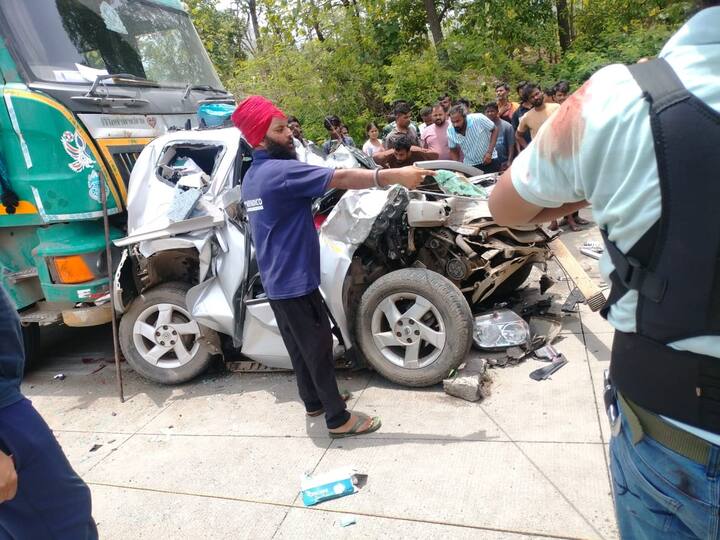 अपघात झालेली कार क्रेनने हटवण्यात येत आहे.