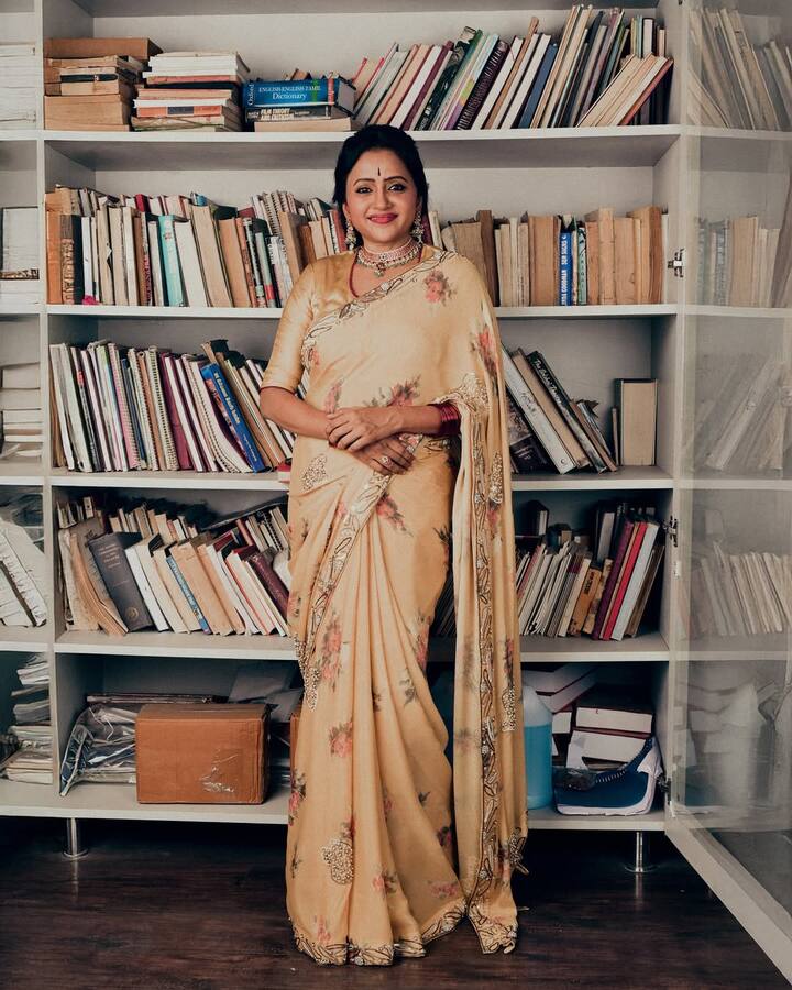 సుమ కనకాల మహానటిగా మారిపోయింది..సేమ్ టు సేమ్ లుక్ లో ఫొటో షూట్ షేర్ చేసింది