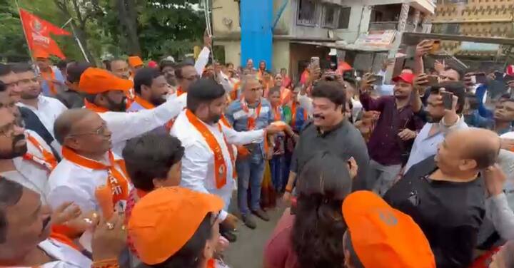 मात्र, शिवसेना मनसे युतीआधीच राज ठाकरे आणि उद्धव ठाकरे यांचे कार्यकर्ते एकत्र आले आहे.