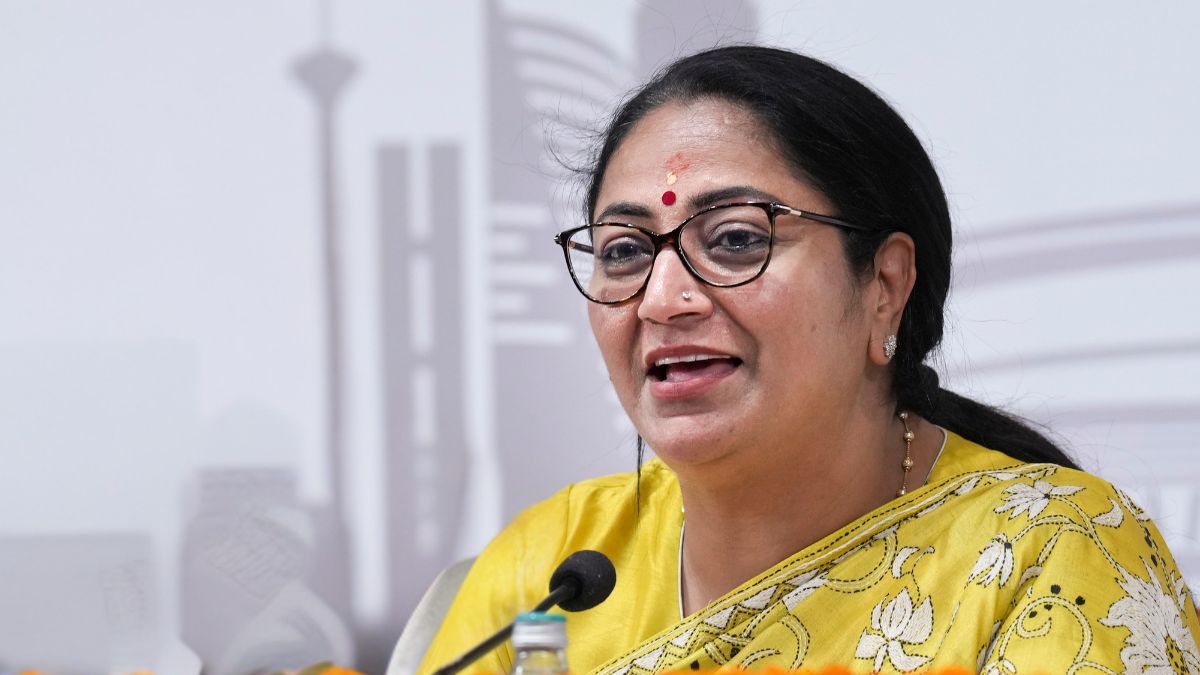 दिल्ली बीजेपी के 100 दिन पूरे, रेखा गुप्ता के साथ चर्चा करेंगे अनुपम खेर, रिपोर्ट कार्ड में इन कार्यों का है जिक्र