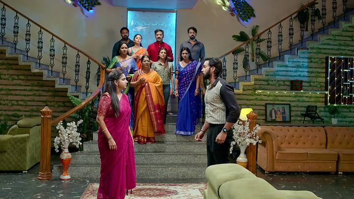 ప్లాన్ మొత్తం ఫెయిల్ అవడంతో కావ్య, దుగ్గిరాల ఫ్యామిలీ మెంబర్స్ బాధపడతారు. రుద్రాణి సంతోషిస్తుంది