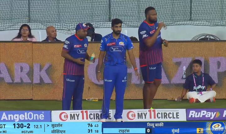 जसप्रीत बुमराह सीमारेषेवर क्षेत्ररक्षण करत असताना महेला जयवर्धने त्याला काहीतरी सांगत होता. मात्र त्यावर बुमराह सहमत दिसत नव्हता. यावरुन दोघांत वाद झाल्याचे बोलले जात आहे. यादरम्यान कायरन पोलार्डही दोघांकडे पाहत बसला होता. (IPL 2025)