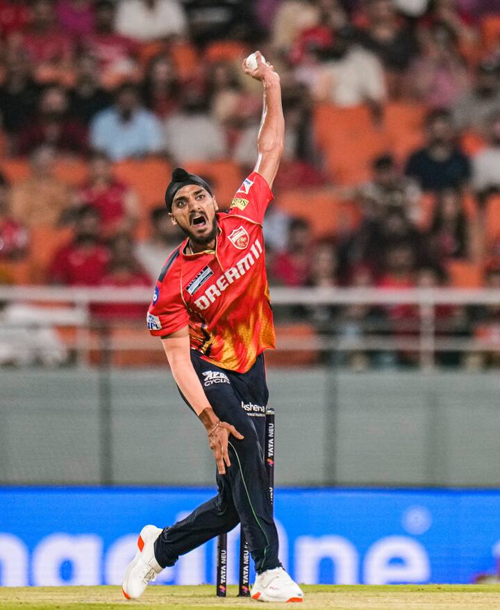 पंजाब के तेज गेंदबाज अर्शदीप सिंह ने इस साल शानदार गेंदबाजी की है. वो पंजाब के सबसे सफल गेंदबाज रहे हैं. उन्होंने अभी तक 18 विकेट झटके हैं. टीम को उम्मीद होगी कि वो इस मैच में भी बढ़िया गेंदबाजी कर टीम को जिताएं.