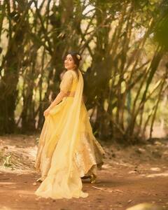 कभी सिर पर लिया दुपट्टा, तो कभी नैनो से चलाए बाण, येलो लहंगे में सोने सी चमकती दिखीं शिवांगी जोशी