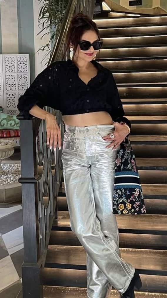 56 साल की ये बॉलीवुड हसीना खूबसूरती में अपनी बेटी को देती हैं टक्कर