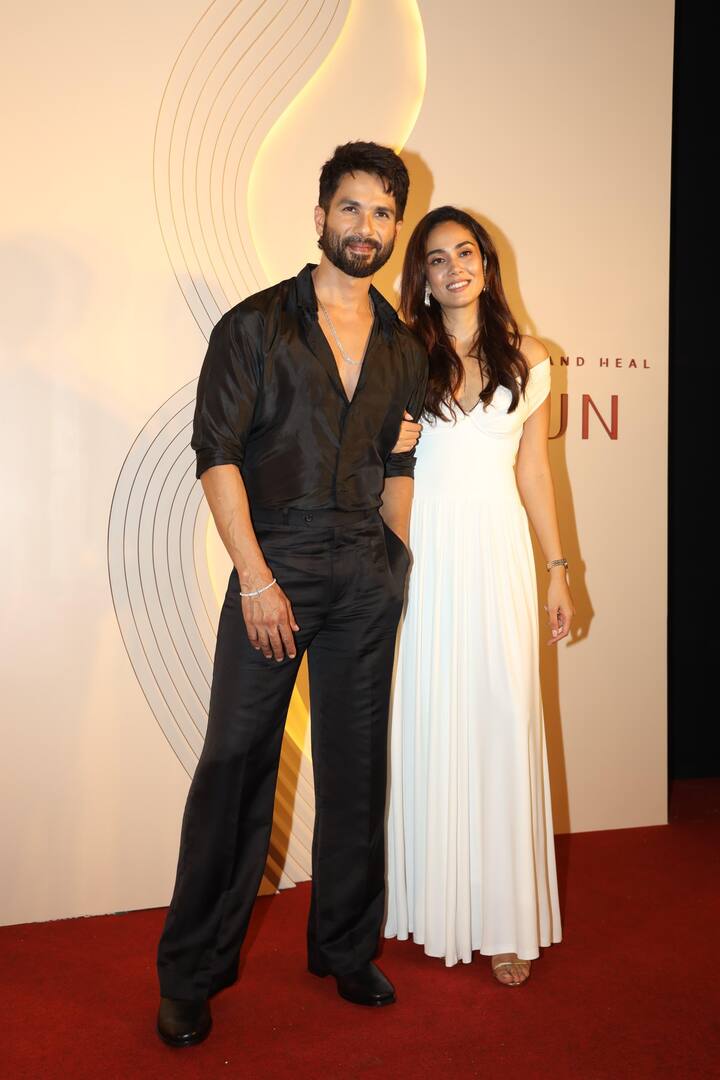 મીરાના સાહસના લોન્ચ ઇવેન્ટમાં શાહિદ કપૂરે તેની પત્ની સાથે ભવ્ય એન્ટ્રી કરી. મીરા સફેદ ગાઉનમાં જોવા મળી હતી. જ્યારે શાહિદ કાળા રંગના લુકમાં ખૂબ જ ડેશિંગ લાગી રહ્યો હતો.