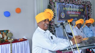 माजी विद्यार्थ्यांच्या गेट टुगेदरमध्ये जिकडे तिकडे चोहीकडे, आनंदी आनंद गडे गाणं म्हणत असतानाच सरांना हृदयविकाराचा धक्का अन् ..