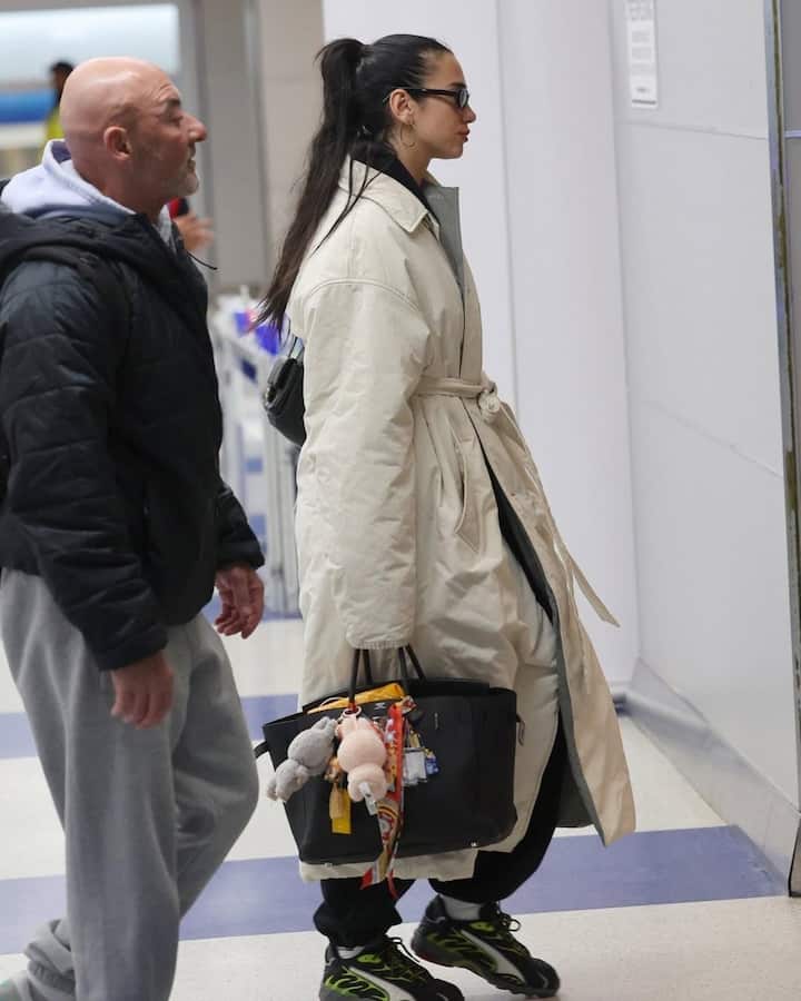 लाबुबू डॉल तब ट्रेंड में आई थी जब दुआ लीप ने इसके साथ कुछ तस्वीरें शेयर की थी. अजबी सी दिखने वाली इस गुड़िया के साथ जब दुआ नजर आई. तो दोनों की तस्वीरें सोशल मीडिया पर खूब वायरल हुई थी.