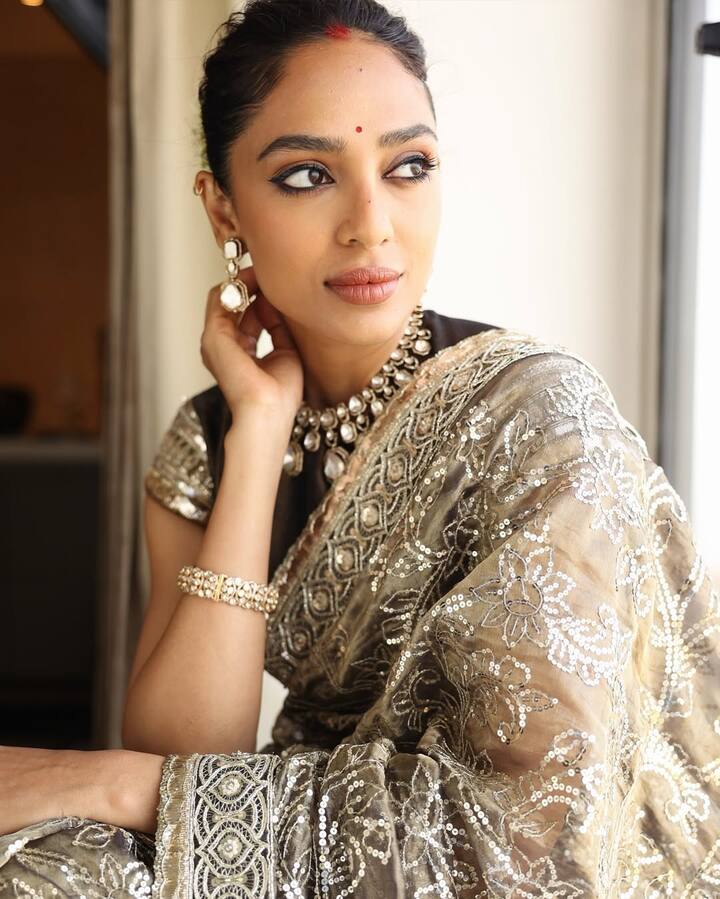 बर्थडे गर्ल शोभिता धुलिपाला ने एक बार फिर साबित कर दिया कि साड़ी पहनने का सलीका अगर किसी को आता है, तो वो वही हैं. ऑलिव ग्रीन टिशू साड़ी में सिल्वर सीक्विन और थ्रेडवर्क की नफ़ासत देखते ही बनती थी.