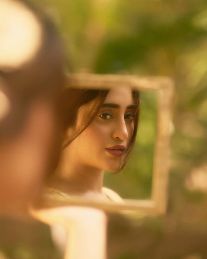 इन तस्वीरों में शिवांगी येलो लहंगा पहनकर एक से बढ़कर एक पोज दे रही हैं. हर कोई एक्ट्रेस की अदाओं पर दिल हार बैठा है.