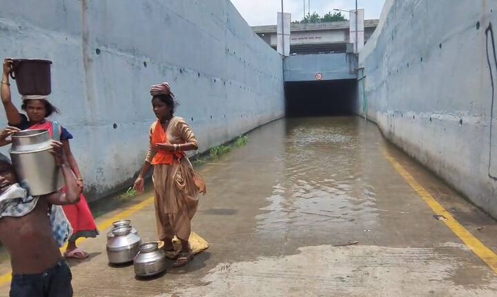 अंडरपासमधून पाण्याचा निचरा करणारी यंत्रणाच कुचकामी ठरली आहे. त्यामुळे या अंडरपासच्या उभारणीत मोठा घोटाळा झाल्याची भावना अकोलेकरांमध्ये आहे.