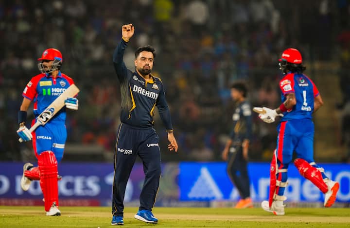 इस अवांछित क्लब में रशीद में शामिल होने के कारण वानिंदू हसरंगा और युज़वेंद्र चहल हैं, दोनों ने एक ही सीज़न में 30 छक्के लगाए हैं।