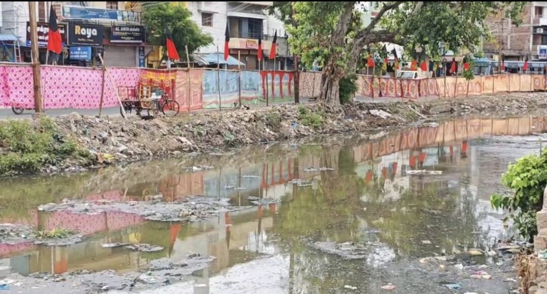 முதலமைச்சரின் ரோட் ஷோவிற்காக 15 கிலோ மீட்டருக்கு மேல் திரைச்சீலைகளால் மறைத்த மதுரை மாநகராட்சி