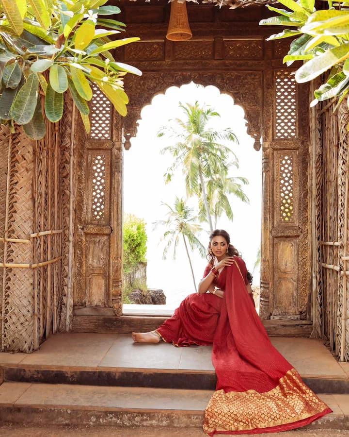 కామాక్షి భాస్కర్ల కొన్ని రోజుల క్రితం గోవా వెళ్లారు. అక్కడ స్విమ్ సూట్, బికినీ ధరించి ఫోటో షూట్స్ చేశారు. అలాగే చీరలోనూ ఒక స్పెషల్ ఫోటోషూట్ చేశారు. ఆ ఫోటోలను ఇప్పుడు రిలీజ్ చేశారు. (Image Courtesy: saikamakshibhaskarla / Instagram)