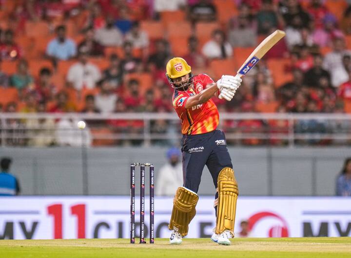 पंजाब टीम के कप्तान को भी आईपीएल में 150 छक्के जड़ने वाले बल्लेबाजों की लिस्ट में शामिल होने के लिए 6 छक्कों की जरुरत है. वो इस सीजन में शानदार फॉर्म में हैं. अय्यर अब तक 500 से ज्यादा रन बना चुके हैं.