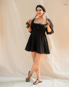 Sravanthi Chokarapu: చిట్టి గౌనులో రెండు జెళ్ళ స్రవంతి... గ్లామర్ ఒలకబోసిన యాంకర్