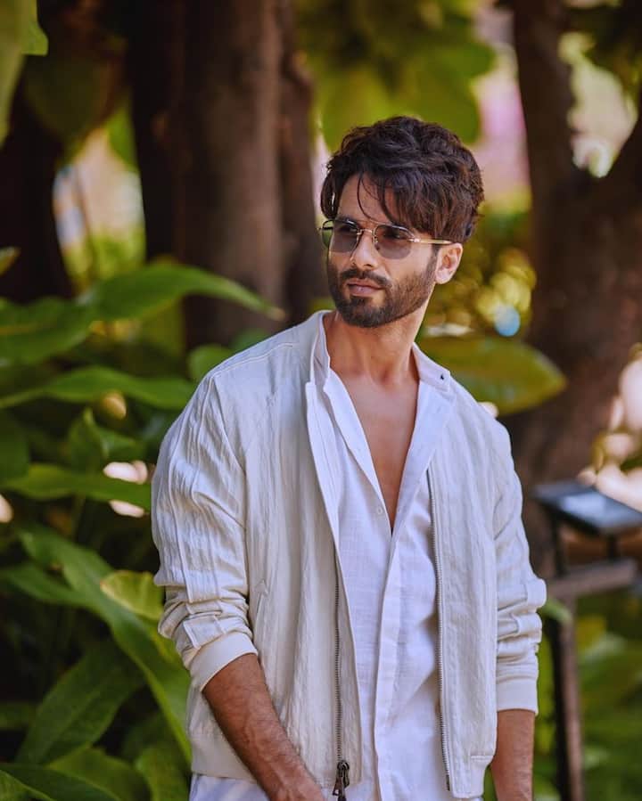 Shahid Kapoor - Shahid Kapoor also had a cigarette addiction a few years ago. Then when the actor's film 'Kabir Singh' was released, he stopped smoking cigarettes.