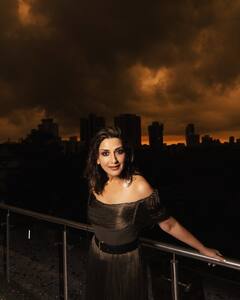 कॅन्सरशी झुंज ते पुन्हा नॉर्मल आयुष्य, पन्नाशी ओलांडली तरीही सोनाली बेंद्रेचं प्रेमात पाडणारं सौंदर्य