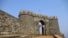 अतिक्रमणाच्या वादात अडकेल्या विशाळगडाचं अतिक्रमण काढण्यास सुरुवात, कोर्टाच्या आदेशानंतर कारवाई सुरु