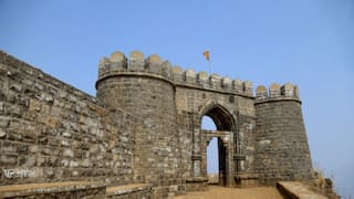 अतिक्रमणाच्या वादात अडकेल्या विशाळगडाचं अतिक्रमण काढण्यास सुरुवात, कोर्टाच्या आदेशानंतर कारवाई सुरु