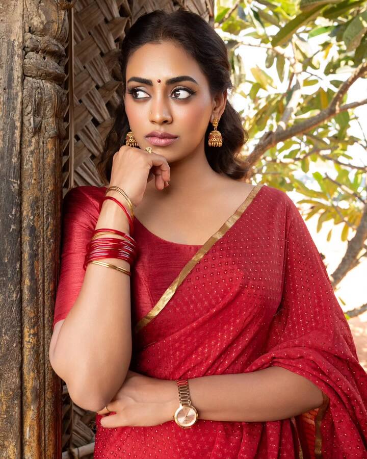 Kamakshi Bhaskarla Latest Photos: గోవా అంతట సముద్ర తీరమే. అక్కడ బీచ్‌లలో బికినీలలో తిరిగే లేడీస్ ఎక్కువ. గోవా వెళ్లిన హీరోయిన్స్ కూడా బికినీలలో ఫోటోషూట్స్ చేస్తారు. బట్ ఫర్ ఏ చేంజ్ గోవాలో చీర కట్టి ఫోటోషూట్ చేశారు కామాక్షి భాస్కర్ల. (Image Courtesy: saikamakshibhaskarla / Instagram)
