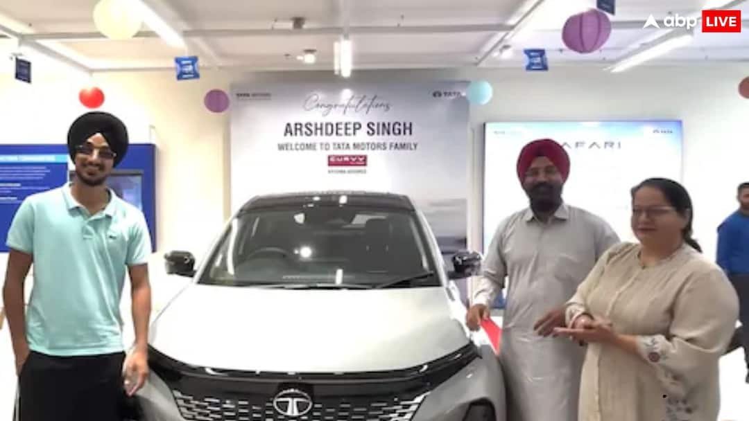 IPL 2025 Punjab Kings Arshdeep Singh Gifted his Mother Tata Curvv SUV Specifications Details here पंजाब किंग्स के इस धाकड़ बॉलर ने मां को गिफ्ट की Tata की यह कार, जानिए क्या है कीमत?