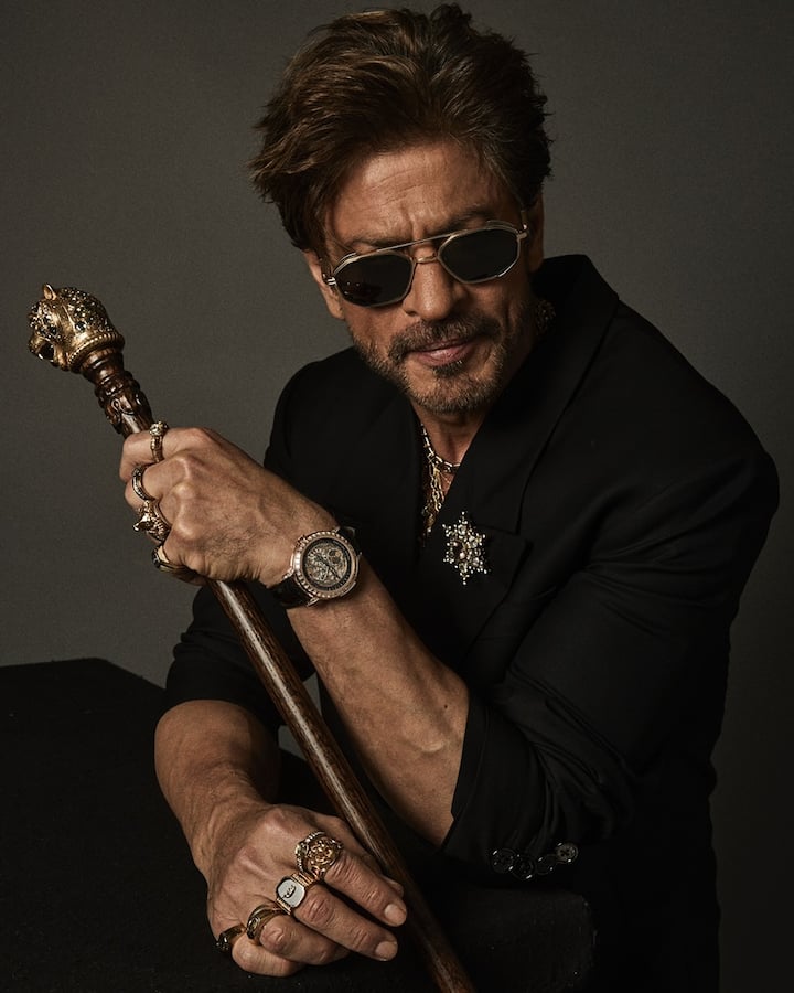 Shah Rukh Khan - Bollywood's King Shahrukh Khan also used to smoke a lot of cigarettes earlier. Then he decided that he would give up this addiction. The actor used to smoke 100 cigarettes in a day.