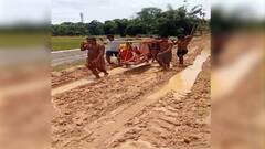 এবার ত্রিপুরা, সামান্য বৃষ্টি, রাস্তায় কাদার পুরু স্তর, বাঁশের ডুলিতে রোগী নিয়েই হাসপাতালে গেলেন স্থানীয়রা