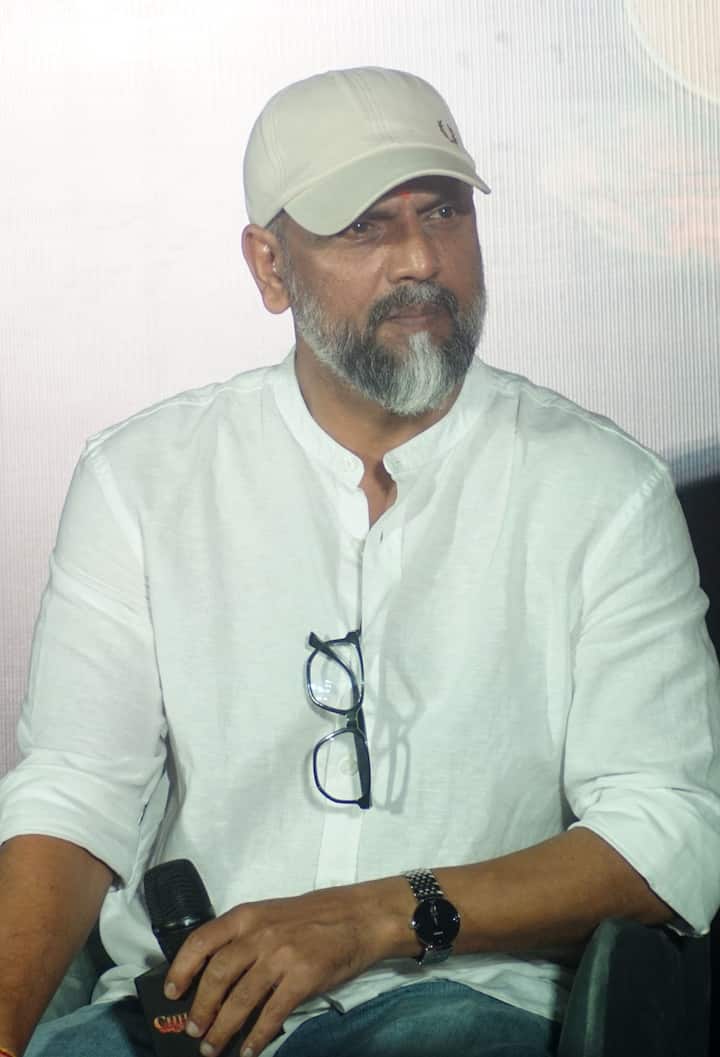 He liked this work so much that he decided to make a career in filmmaking. He made films like Mimi, Jara Nara Kara Bachke, Luka Chuppi, Teri Baatha Jiya, where Sharu Kahana, Dear Zindagi made films.