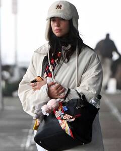 अनन्या पांडे से रिहाना तक, ‘लाबुबू डॉल’ की दीवानी हैं ये एक्ट्रेसेस, जानिए ये क्या बला है और क्यों कर रही है ट्रेंड?