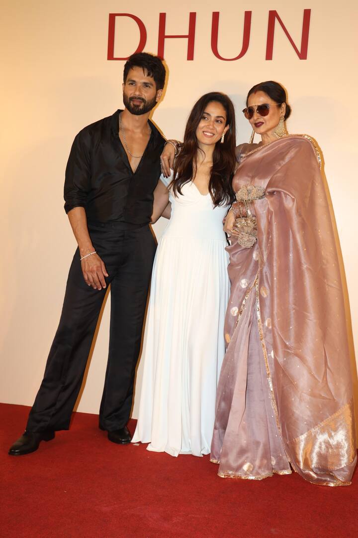 ઇવેન્ટમાં પહોંચ્યા પછી, રેખાએ મીરા રાજપૂતને આશીર્વાદ આપ્યા અને રેડ કાર્પેટ પર શાહિદ અને મીરા સાથે ઘણા પોઝ પણ આપ્યા.