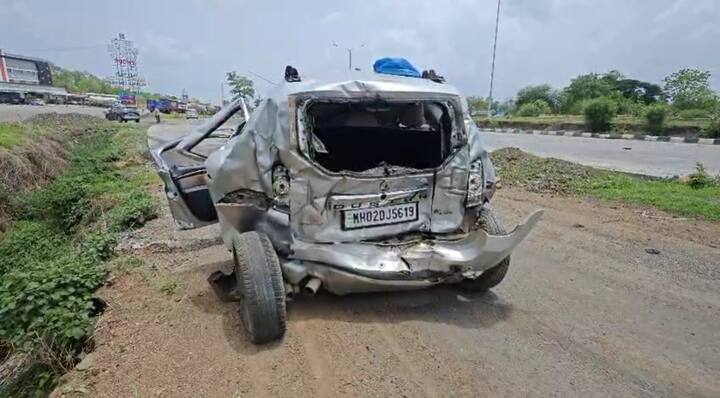 मृतांमध्ये दोन महिला असून, जखमींमध्ये एका चिमुकल्या मुलाचा समावेश आहे. अपघात इतका भयानक होता की डस्टर कार चक्काचूर झाली.