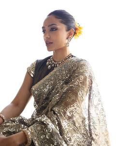 ट्रेडिशनल से लेकर ट्रेंडी तक, हर आउटफिट में खूब जंचती हैं शोभिता धुलिपाला, एक्ट्रेस का हर लुक दीवाना बना देगा