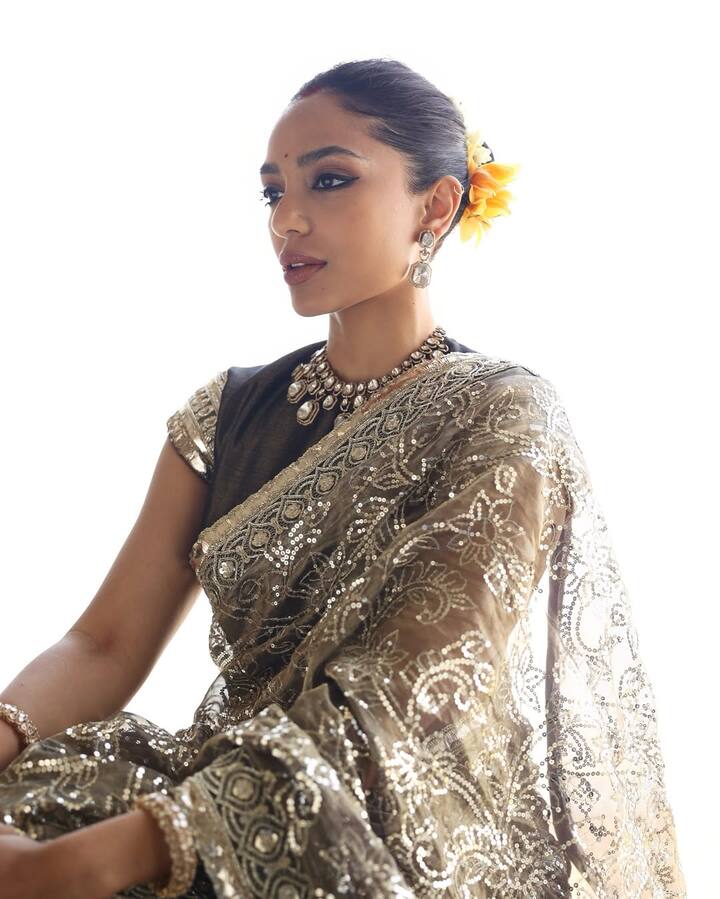 इस क्लासिक लुक में शोभिता ने परंपरा और ट्रेंड का खूबसूरत मेल दिखाया. जहां बोल्ड और मैक्सिमल जूलरी ने लुक में ड्रामा जोड़ा, वहीं मिनिमल मेकअप ने उसे बैलेंस किया.