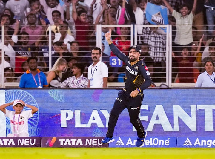 यह मोहम्मद सिराज द्वारा आयोजित पिछले रिकॉर्ड को पार करता है, जिन्होंने 2022 संस्करण में 31 छक्के को स्वीकार किया था।