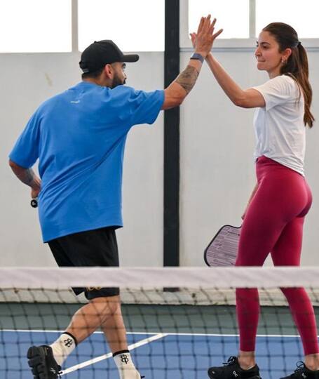 অনুষ্কার পাশে বসা এই রহস্যময়ী সুন্দরী কে?