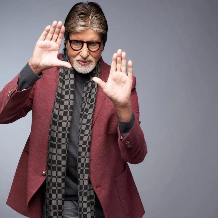 Amitabh Bachchan - The first name in this list is that of Amitabh Bachchan, the great hero of the century. Those who used to smoke many cigarettes in a day in the early stages of career. Then he suddenly dismissed cigarettes.