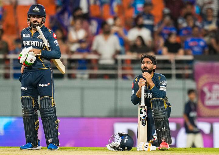 टीम में एक अच्छे फिनिशर की कमी: गुजरात को इस सीजन में एक अच्छे फिनिशर की कमी जरुर खली. कई बार इस सीजन में ऐसा हुआ, जब शुरुआत के बल्लेबाजों ने चेज करते समय अच्छी बल्लेबाजी की, लेकिन अंत में उसे बाकी के बल्लेबाज फिनिश नहीं कर पाए. साथ ही कई बार गेंदबाज अच्छे स्कोर डिफेंड भी नहीं कर पाए.