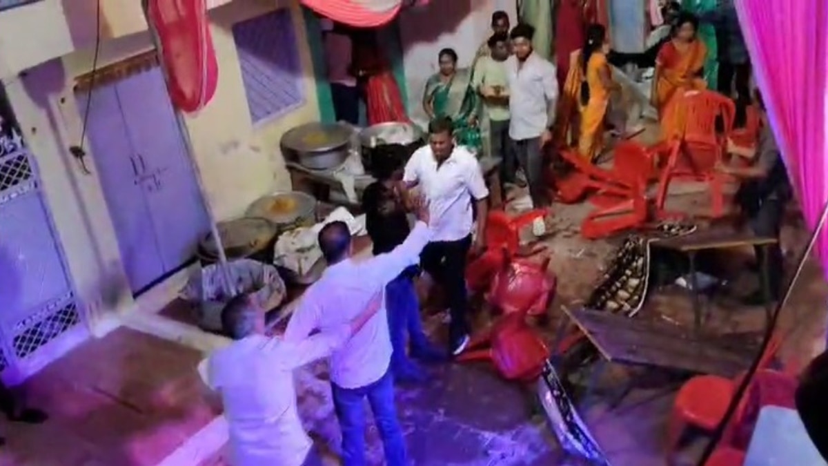 कूलर की हवा पर कुर्सी युद्ध, जयमाला में जंग, शादी बनी WWE मैच