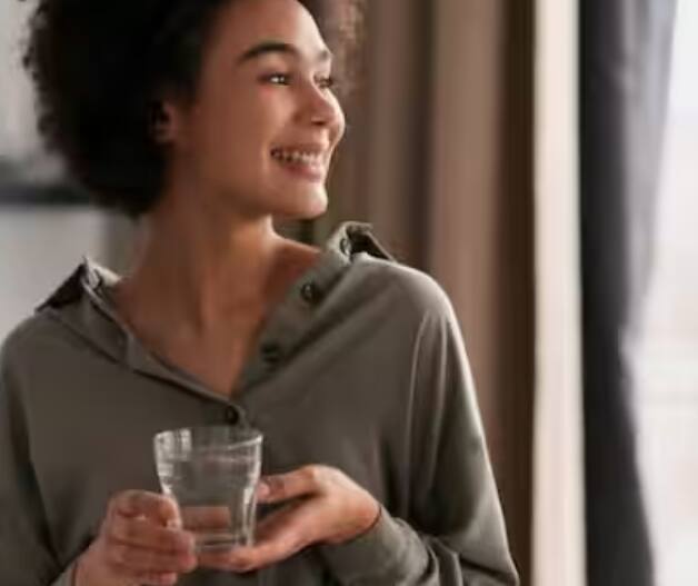 40 ਸਾਲ ਦੀ ਉਮਰ ਪਾਰ ਕਰਦਿਆਂ ਹੀ ਬੁਢਾਪਾ ਨਜ਼ਰ ਆਉਣ ਲੱਗ ਜਾਂਦਾ ਹੈ, ਤੁਹਾਡੇ ਚਿਹਰੇ 'ਤੇ ਬੁਢਾਪਾ ਨਜ਼ਰ ਆਉਣ ਲੱਗ ਜਾਂਦਾ ਹੈ। ਝੁਰੜੀਆਂ, ਢਿੱਲਾਪਣ ਅਤੇ ਚਮੜੀ ਆਪਣੀ ਚਮਕ ਗੁਆ ਦਿੰਦੀ ਹੈ। ਔਰਤਾਂ ਅਕਸਰ ਇਸ ਨੂੰ ਛੁਪਾਉਣ ਲਈ ਮਹਿੰਗੇ ਪ੍ਰੋਡਕਟਸ ਅਤੇ ਚਿਹਰੇ ਦੇ ਇਲਾਜ ਦਾ ਸਹਾਰਾ ਲੈਂਦੀਆਂ ਹਨ, ਪਰ ਅਸਲ ਸੁੰਦਰਤਾ ਅੰਦਰੋਂ ਆਉਂਦੀ ਹੈ। ਰੋਜ਼ ਸਵੇਰੇ ਕੋਸਾ ਪਾਣੀ ਪੀਓ: ਕੋਸਾ ਪਾਣੀ ਪੀਣ ਨਾਲ ਸਰੀਰ ਡੀਟੌਕਸੀਫਾਈ ਹੁੰਦਾ ਹੈ ਅਤੇ ਚਮੜੀ ਸਿਹਤਮੰਦ ਦਿਖਾਈ ਦੇਣ ਲੱਗਦੀ ਹੈ। ਇਹ ਨਾ ਸਿਰਫ਼ ਪਾਚਨ ਕਿਰਿਆ ਨੂੰ ਬਿਹਤਰ ਬਣਾਉਂਦਾ ਹੈ ਬਲਕਿ ਚਿਹਰੇ 'ਤੇ ਕੁਦਰਤੀ ਚਮਕ ਵੀ ਲਿਆਉਂਦਾ ਹੈ।