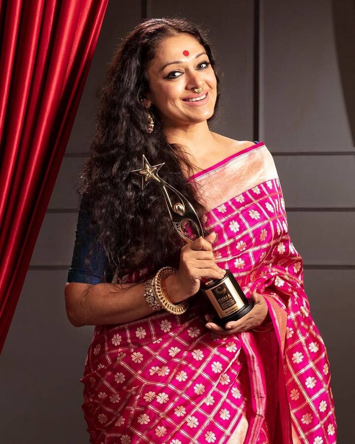 साउथ इंडियन एक्ट्रेस शोभना चंद्रकुमार ने साल 2010 में एक बच्ची को गोद लेने का फैसला किया. इनकी बेटी का नाम अनंथा है, जिसे वो बेहद प्यार करती हैं.