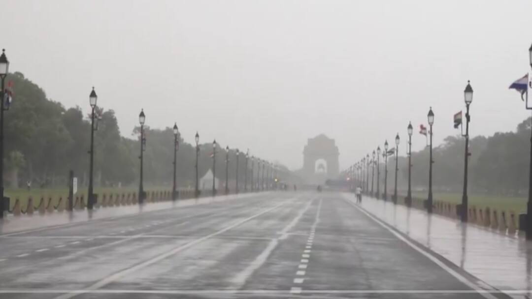 Delhi NCR Heavy rain lashes amid Heatwave IMD दिल्ली NCR में फिर बदला मौसम, तेज हवाओं के बाद भारी बारिश ने गर्मी से दिलाई राहत