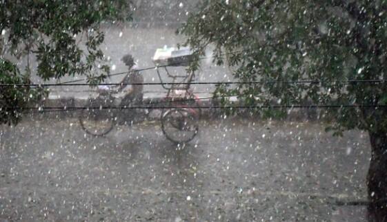 ગુજરાતમાં છેલ્લા સપ્તાહથી થન્ડરસ્ટ્રોમ એક્ટિવિટીના કારણે ગાજવીજ સાથે કેટલાક છૂટછવાયા વિસ્તારમાં વરસાદ વરસ્યો પરંતુ ચોમાસાના વરસાદની ગુજરાતે હજુ રાહ જોવી પડશે, હવામાન વિભાગના મોડલ મુજબ ગુજરાતમાં પર હાલ એવી કોઇ સિસ્ટમ સક્રિય નથી જેના થકી ગુજરાતમાં ઝડપથી ચોમાસાનું આગમાન થાય.